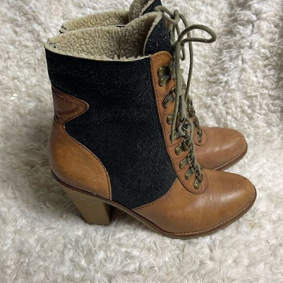 Sam Edelman Tara Two Tone Black & Tan Fleece Lined lace up Booties SZ10M. - Picture 1 of 11